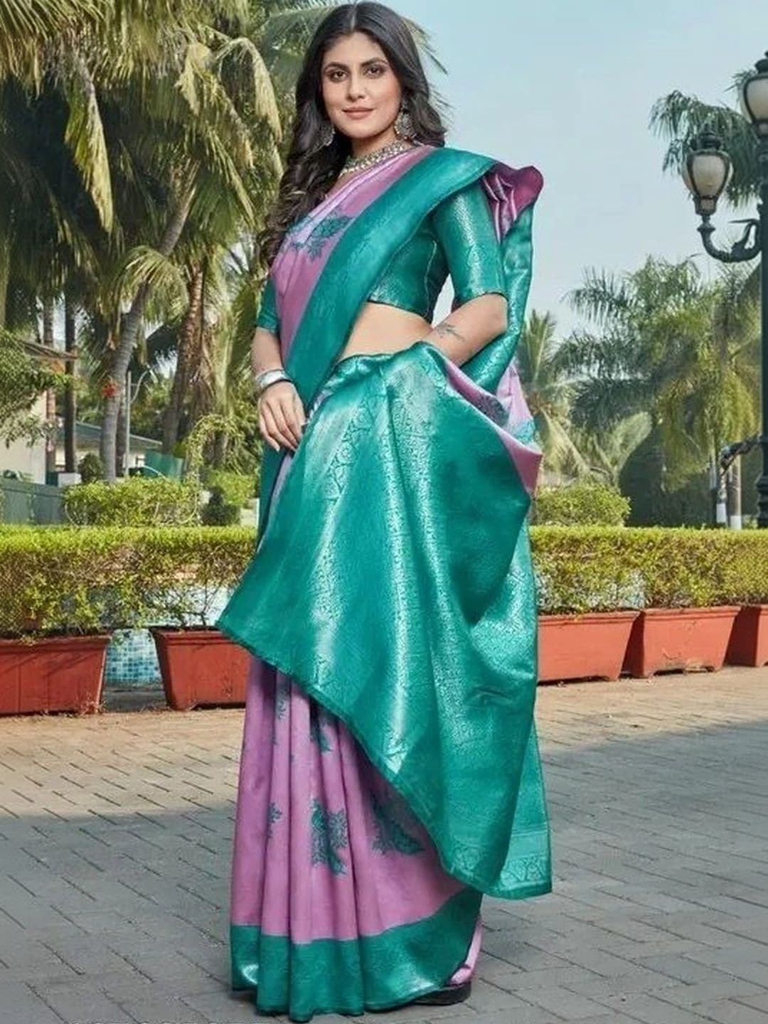 kantuba Women  Zari Silk Blend Banarasi Saree thumbnail 3