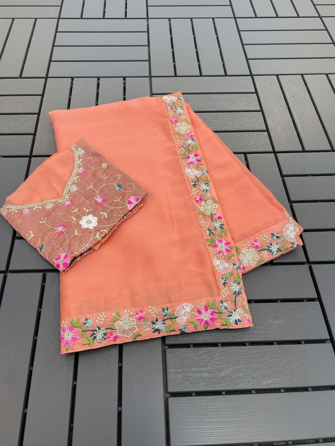 SmileyFashion Floral Embroidered Art Silk Saree thumbnail 5