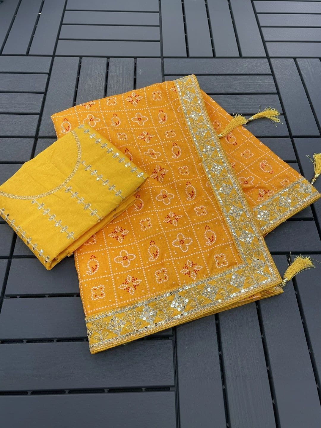SmileyFashion Bandhani Embroidered Art Silk Designer Bandhani Saree thumbnail 5