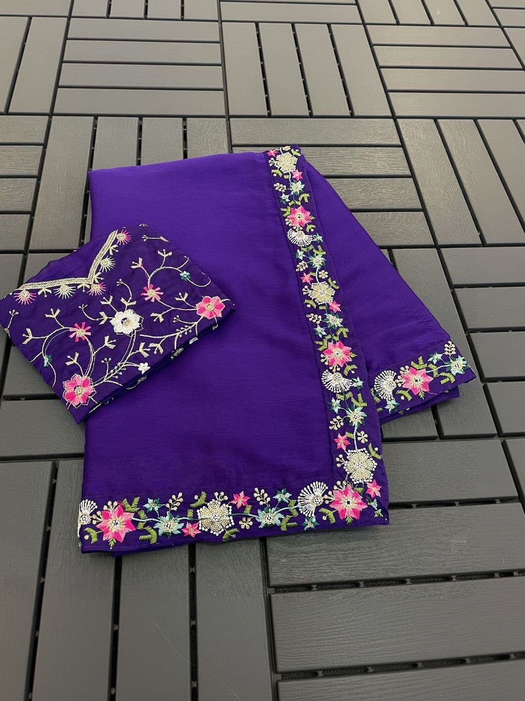 SmileyFashion Floral Embroidered Art Silk Saree thumbnail 5