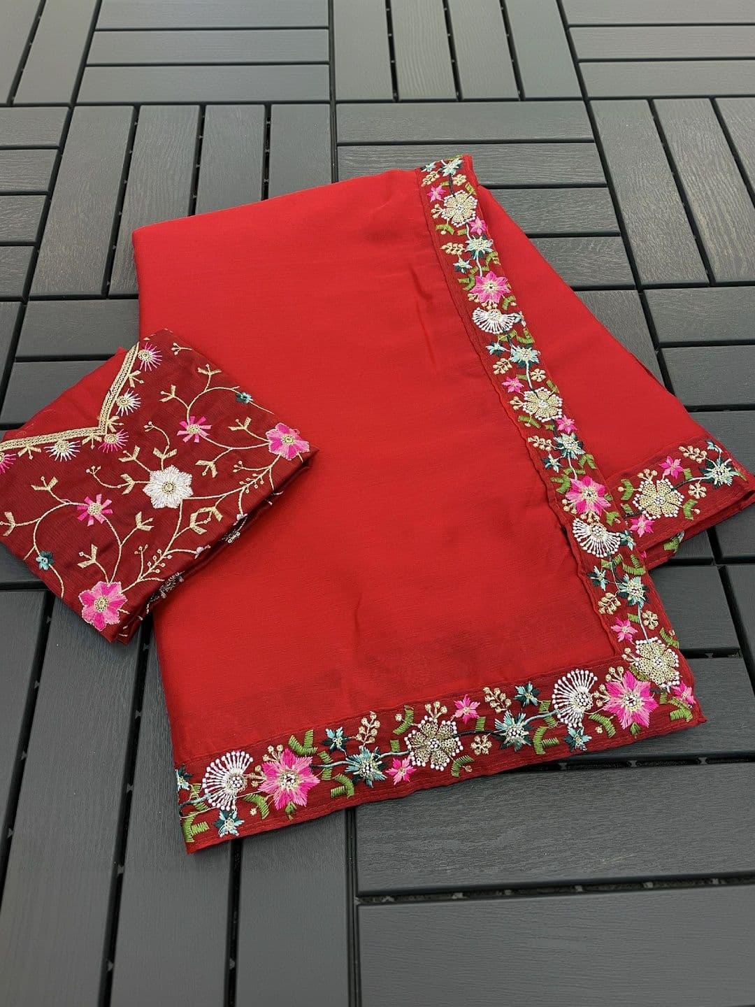SmileyFashion Floral Art Silk Saree thumbnail 3