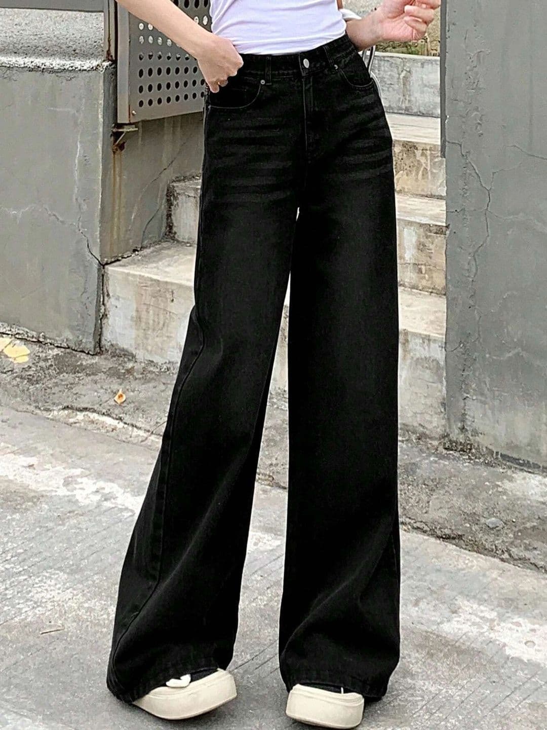 AAV2 Women Wide Leg High-Rise Light Fade Stretchable Jeans thumbnail 3