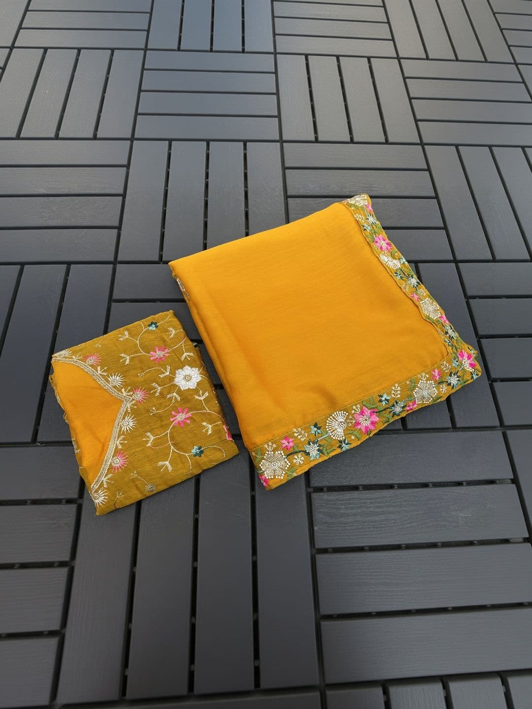 SmileyFashion Floral Art Silk Saree thumbnail 5