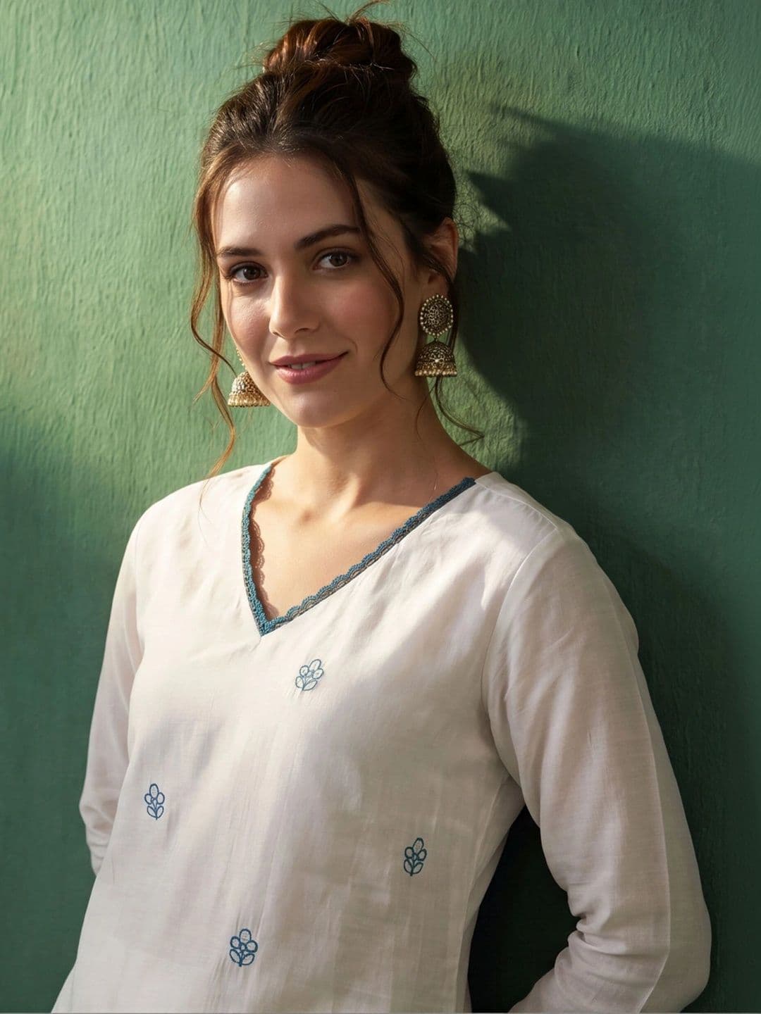 AVANSHEE Women Ethnic Motifs Embroidered Regular Thread Work Kurta with Trousers thumbnail 2