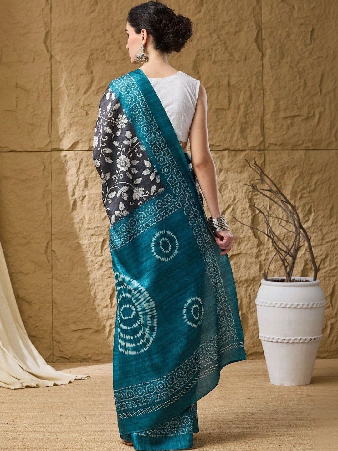 Suha Floral Silk Blend Saree thumbnail 4