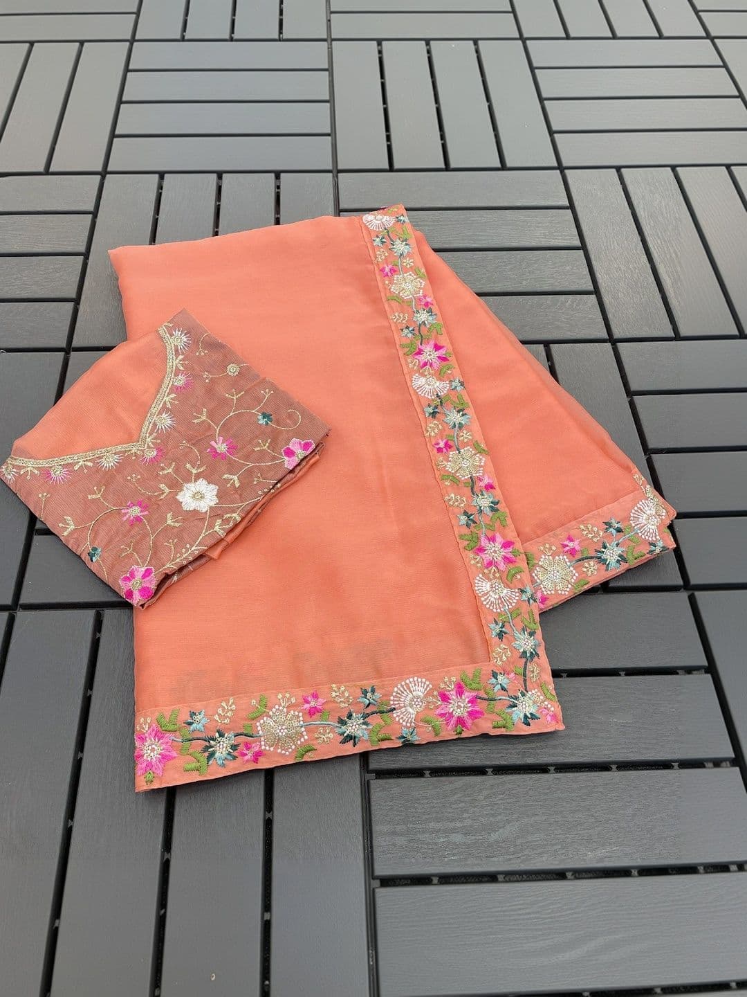 SmileyFashion Floral Embroidered Art Silk Saree thumbnail 3