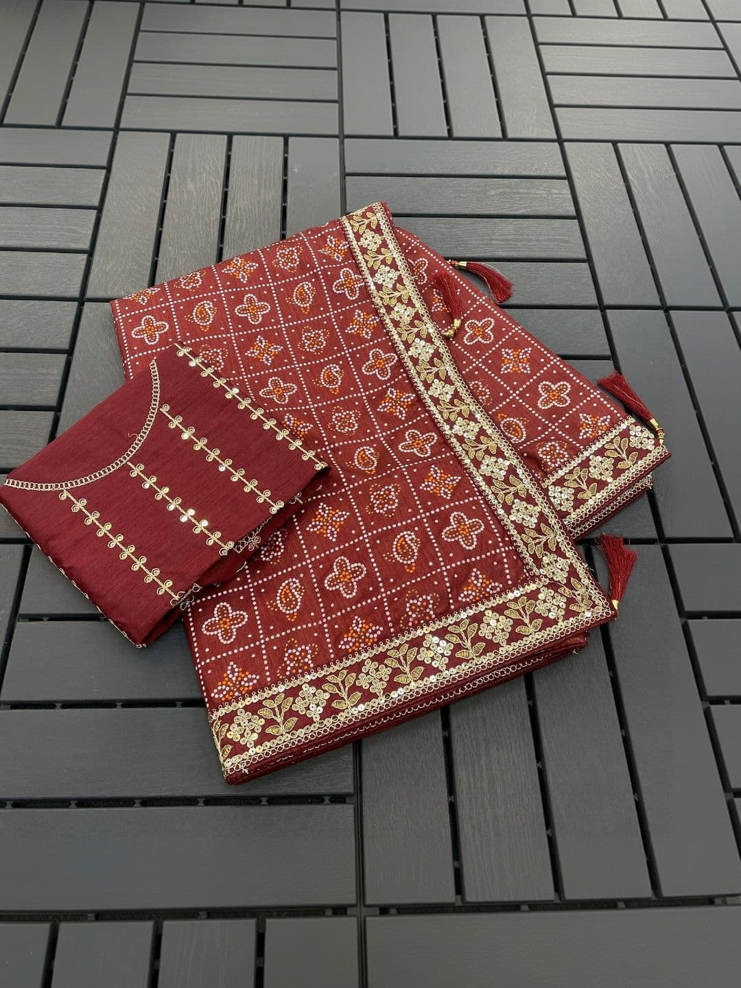 SmileyFashion Bandhani Embroidered Art Silk Designer Bandhani Saree thumbnail 5