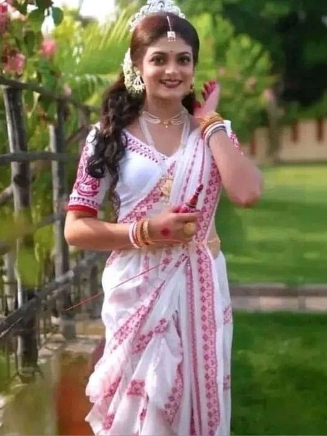 KALINI Embroidered Pure Cotton Khadi Saree thumbnail 2