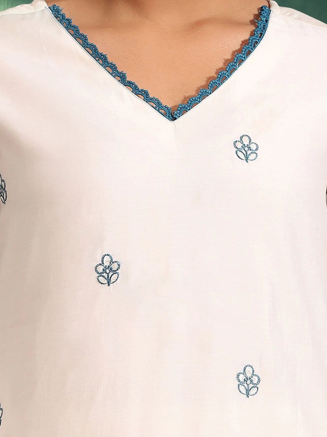 AVANSHEE Women Ethnic Motifs Embroidered Regular Thread Work Kurta with Trousers thumbnail 3