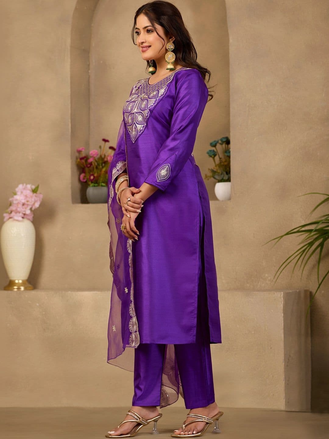 Sangria Women Ethnic Motifs Embroidered Regular Thread Work Kurta with Trousers & With Dupatta thumbnail 3