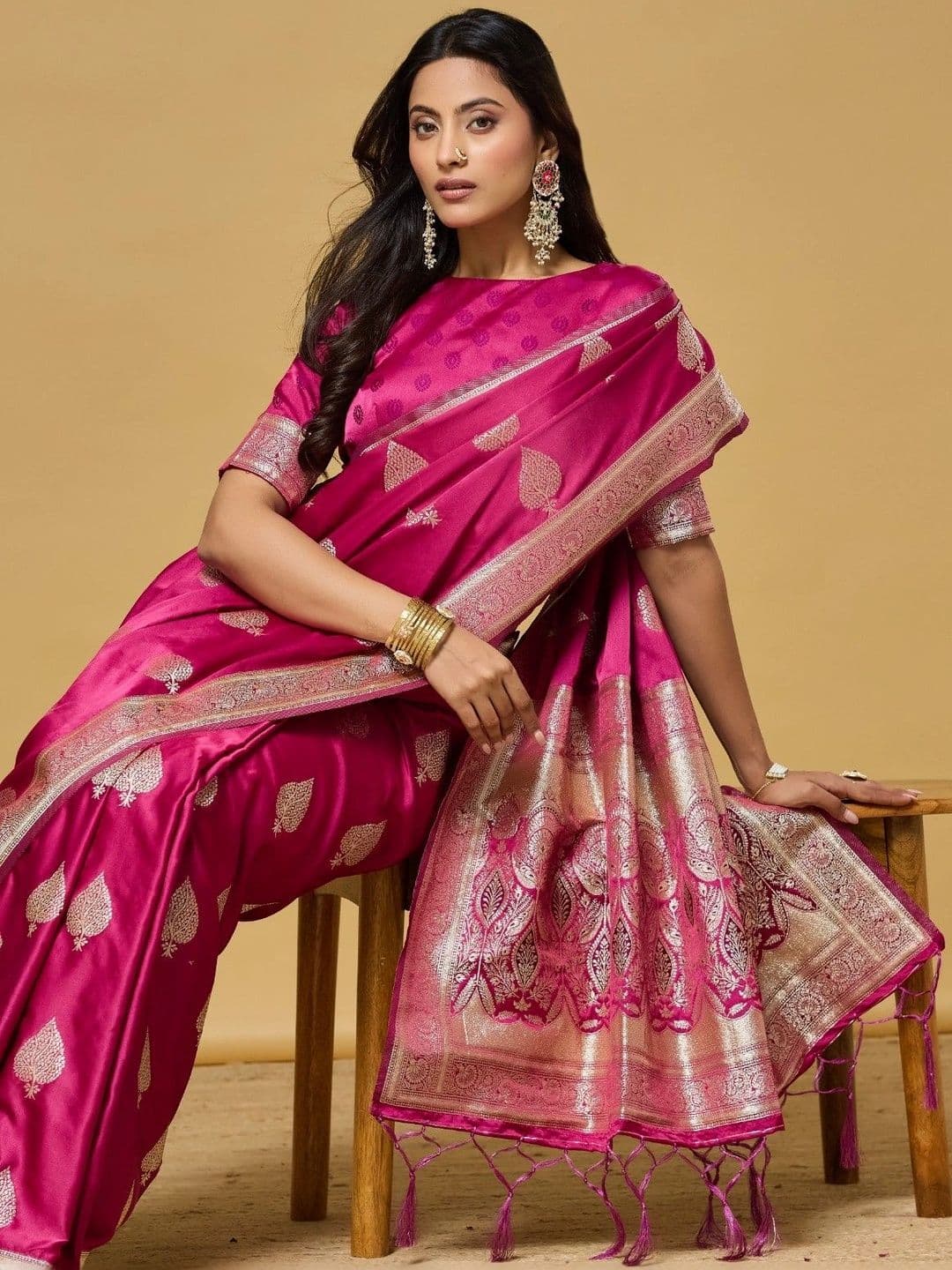 kasee Floral Zari Silk Blend Designer Banarasi Saree thumbnail 2