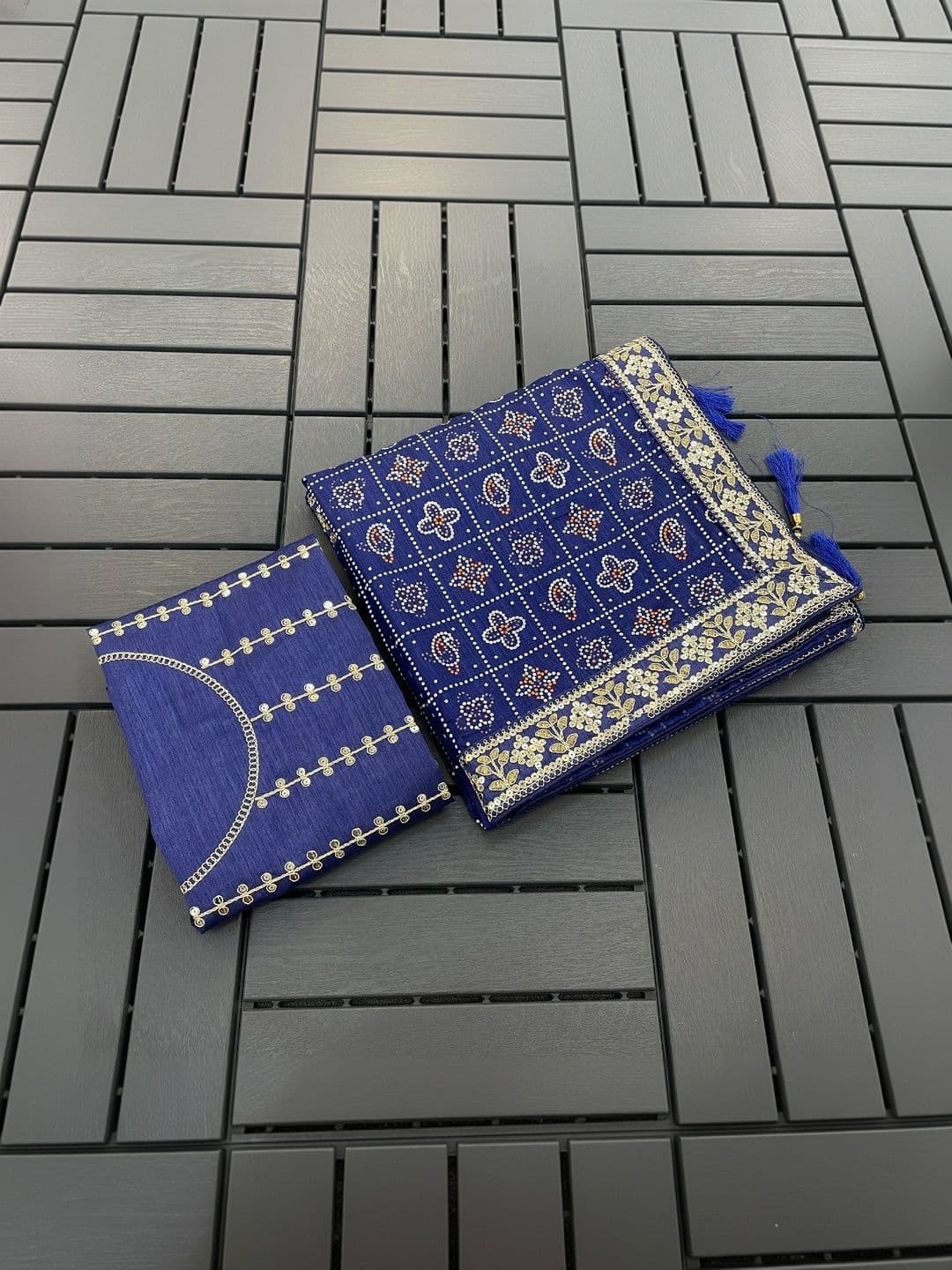 SmileyFashion Bandhani Zari Art Silk Designer Bandhani Saree thumbnail 5