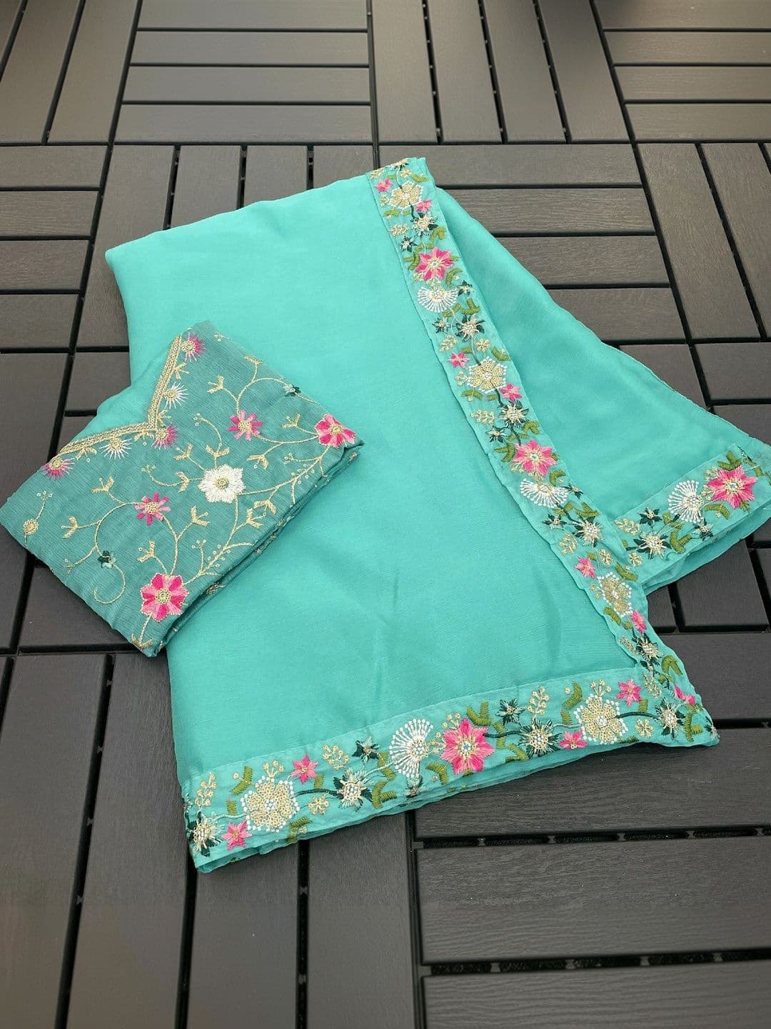 SmileyFashion Floral Embroidered Art Silk Saree thumbnail 3