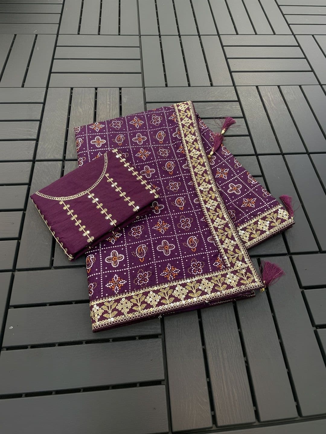 SmileyFashion Bandhani Embroidered Art Silk Designer Bandhani Saree thumbnail 4
