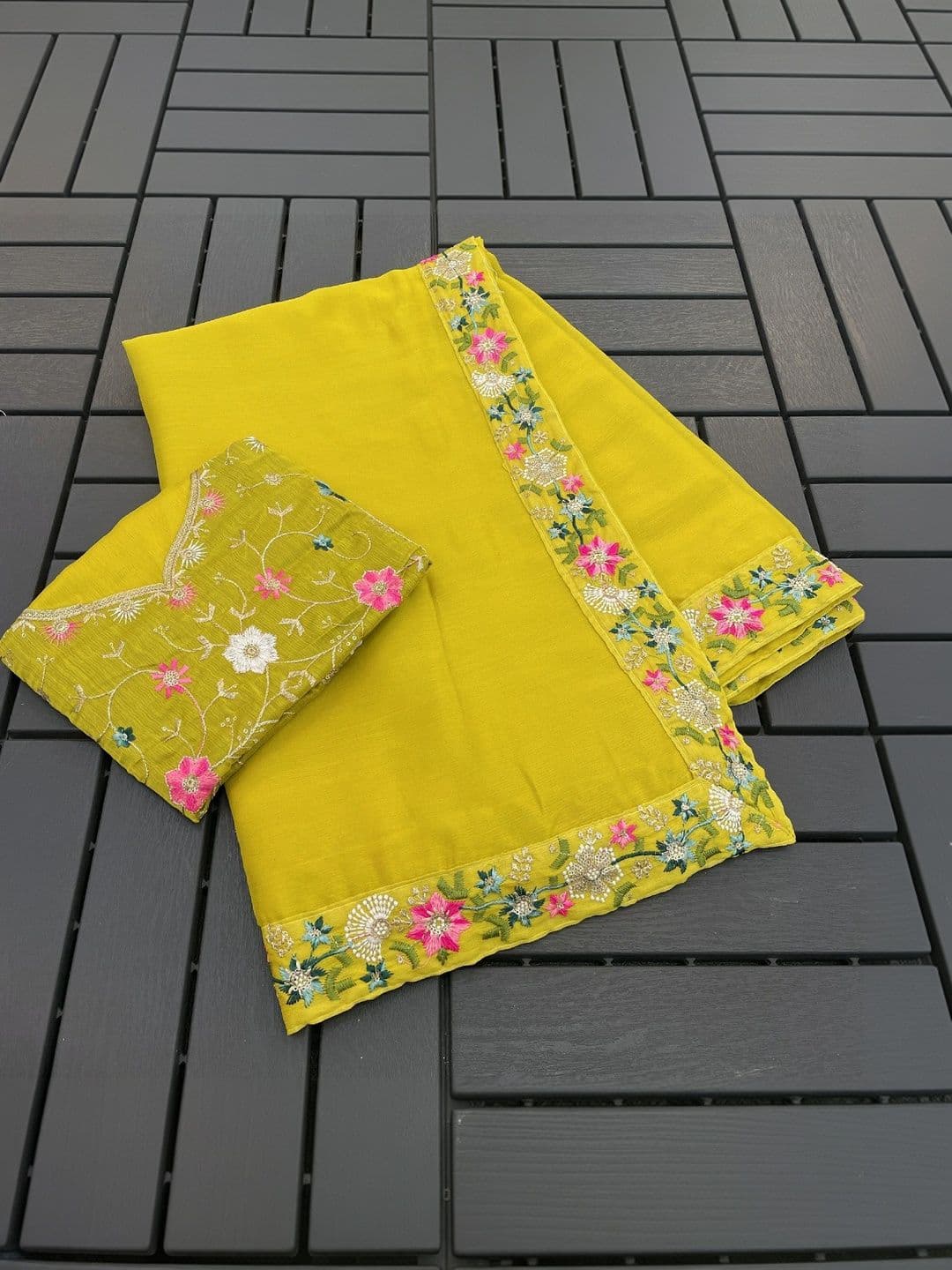 SmileyFashion Floral Embroidered Art Silk Saree thumbnail 5