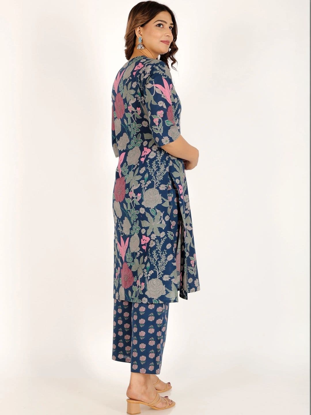 Aramya Women Floral Printed Regular Pure Cotton Kurta with Trousers thumbnail 6