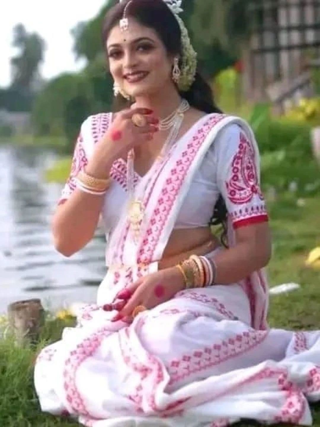 KALINI Embroidered Pure Cotton Khadi Saree thumbnail 3