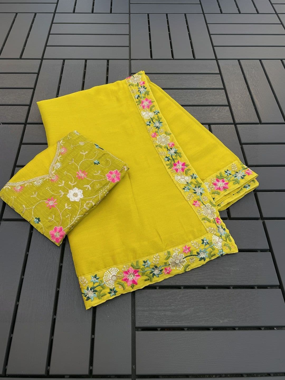 SmileyFashion Women Floral Printed Zari Art Silk Saree thumbnail 4