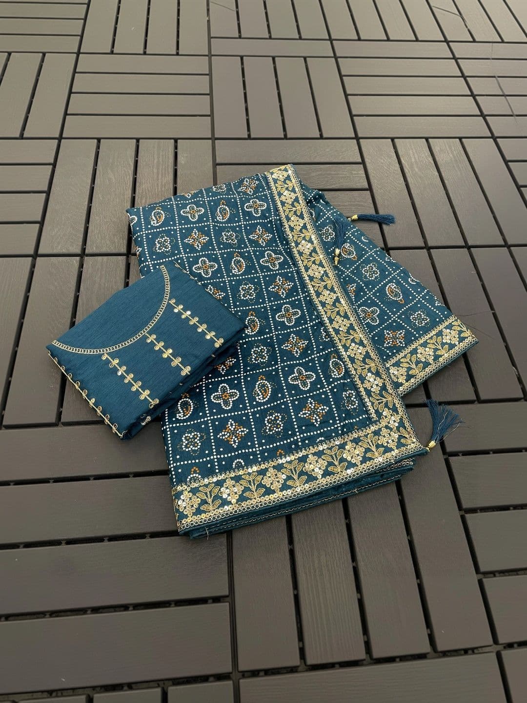 SmileyFashion Bandhani Embroidered Art Silk Designer Bandhani Saree thumbnail 4
