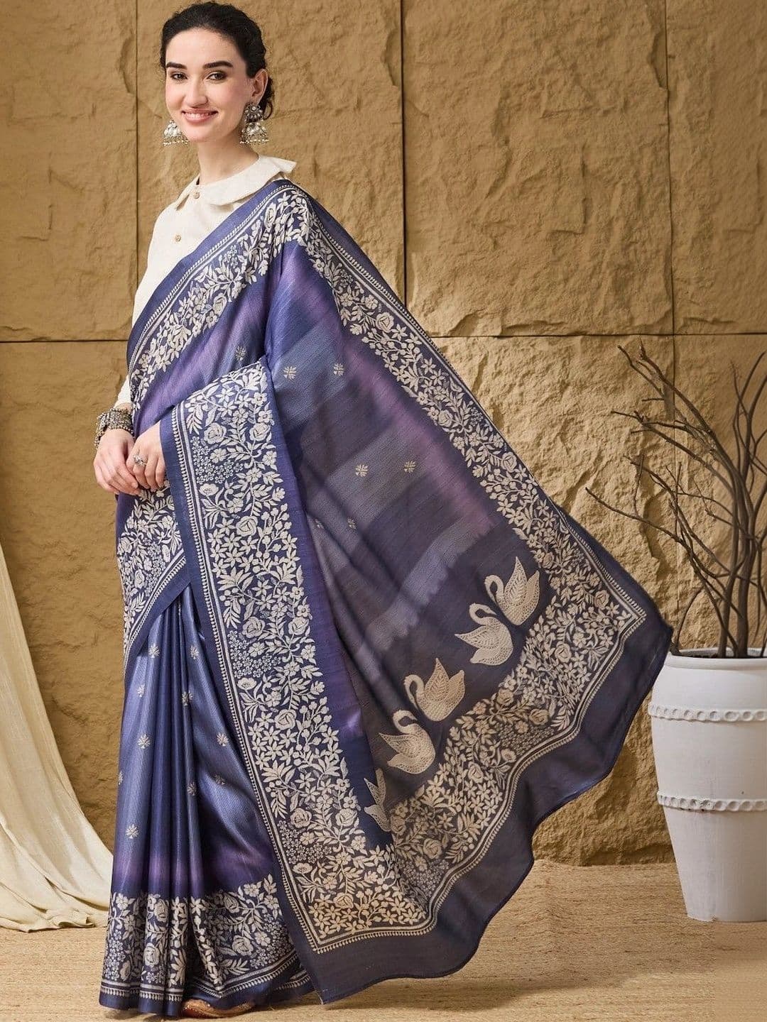 Suha Floral Silk Blend Saree thumbnail 2