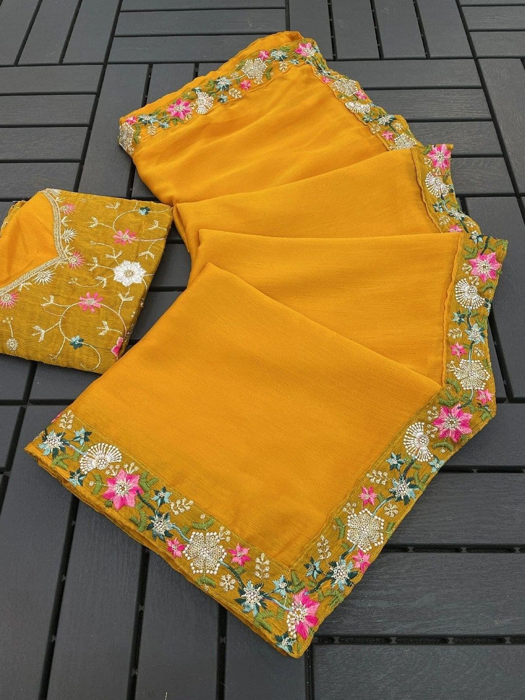 SmileyFashion Floral Embroidered Art Silk Saree thumbnail 3