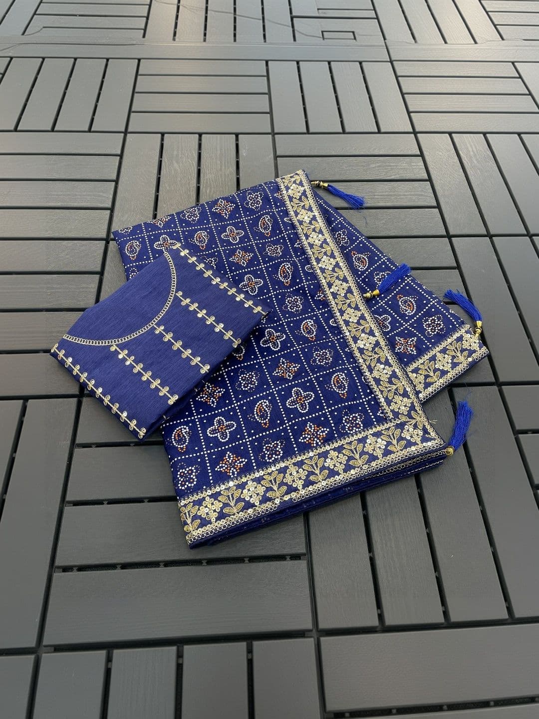 SmileyFashion Bandhani Embroidered Art Silk Designer Bandhani Saree thumbnail 2