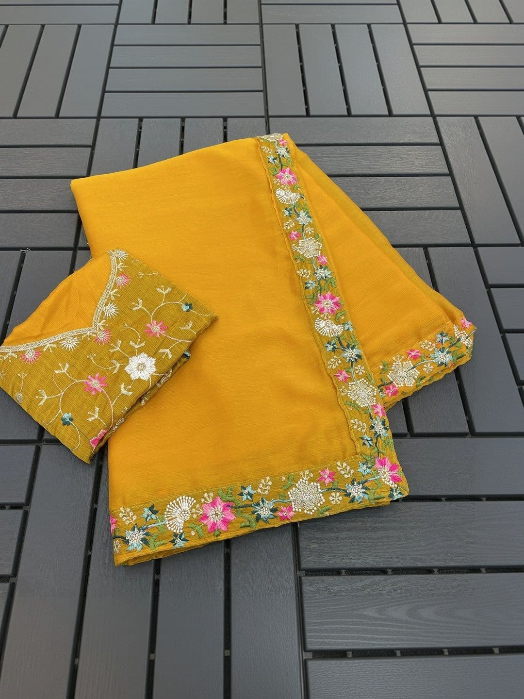SmileyFashion Floral Embroidered Art Silk Saree thumbnail 5