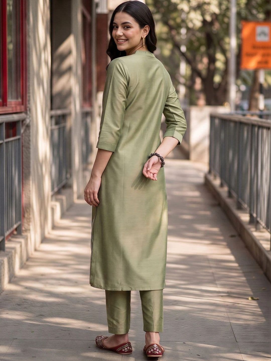 Indo Era Women Floral Embroidered Regular Thread Work Kurta with Trousers thumbnail 2