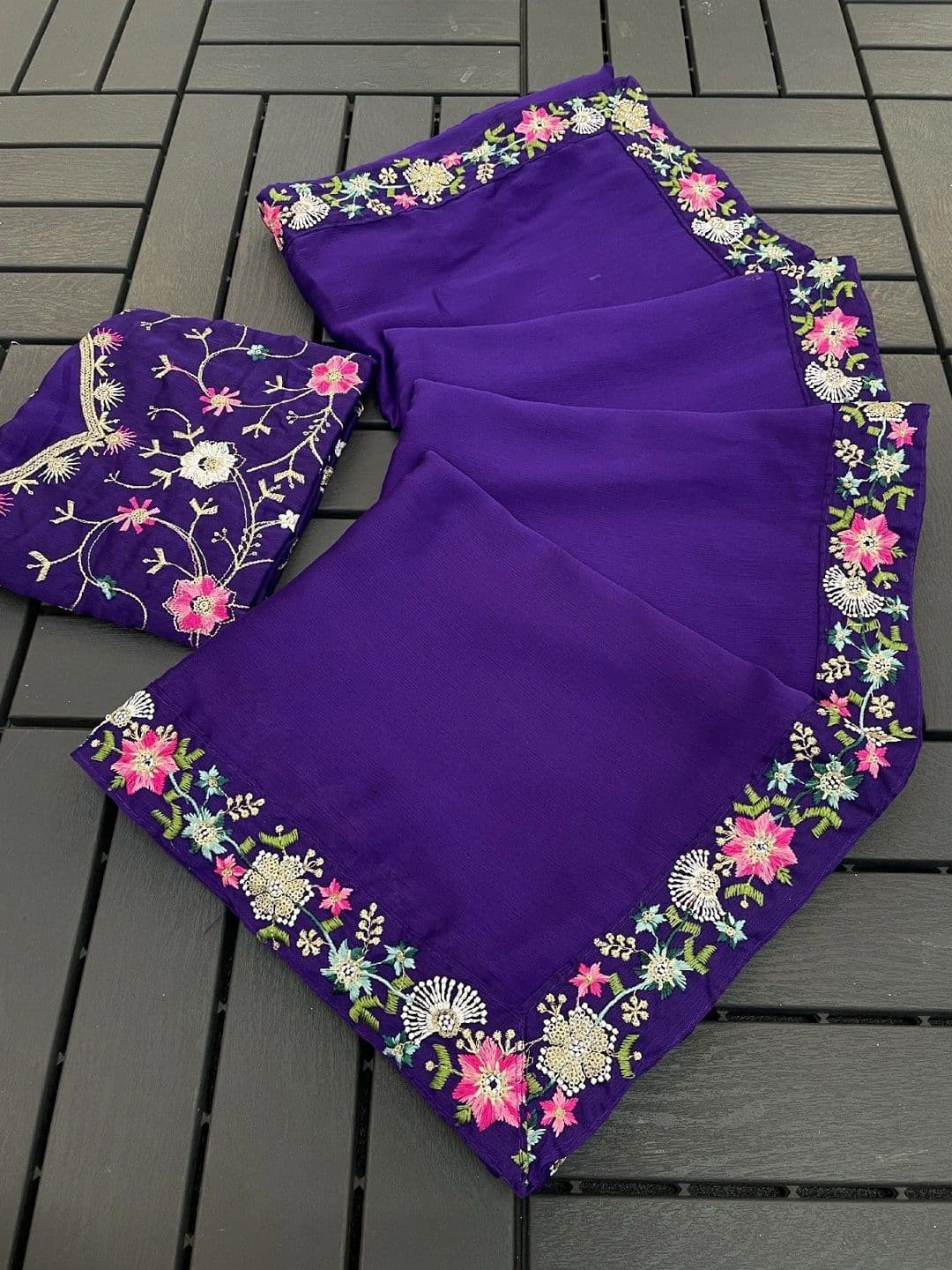 SmileyFashion Floral Embroidered Art Silk Saree thumbnail 3