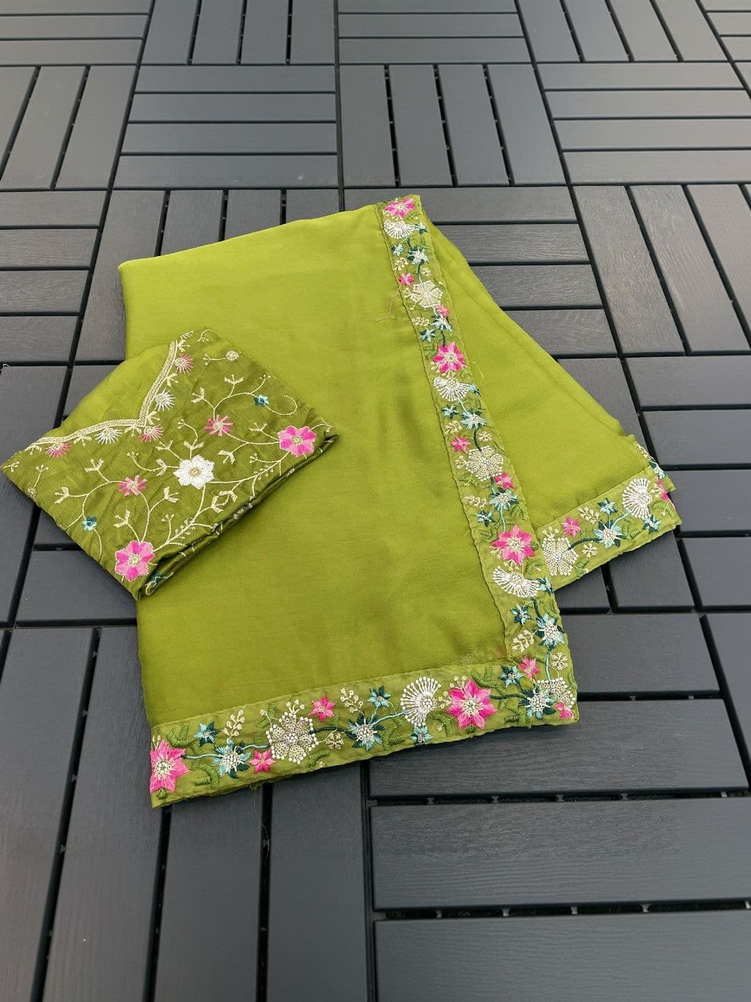 SmileyFashion Floral Embroidered Art Silk Saree thumbnail 2