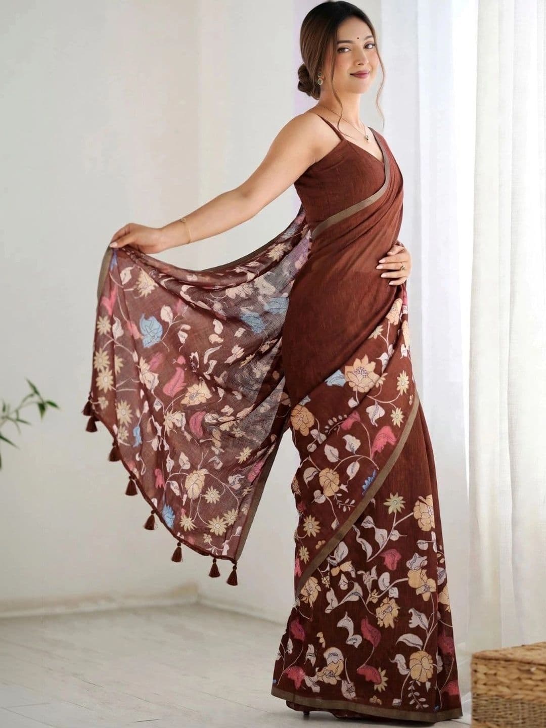 SAMANTHA Floral Linen Blend Belted Saree thumbnail 4