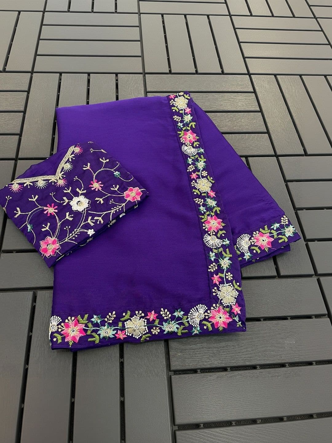 SmileyFashion Floral Embroidered Art Silk Saree thumbnail 2