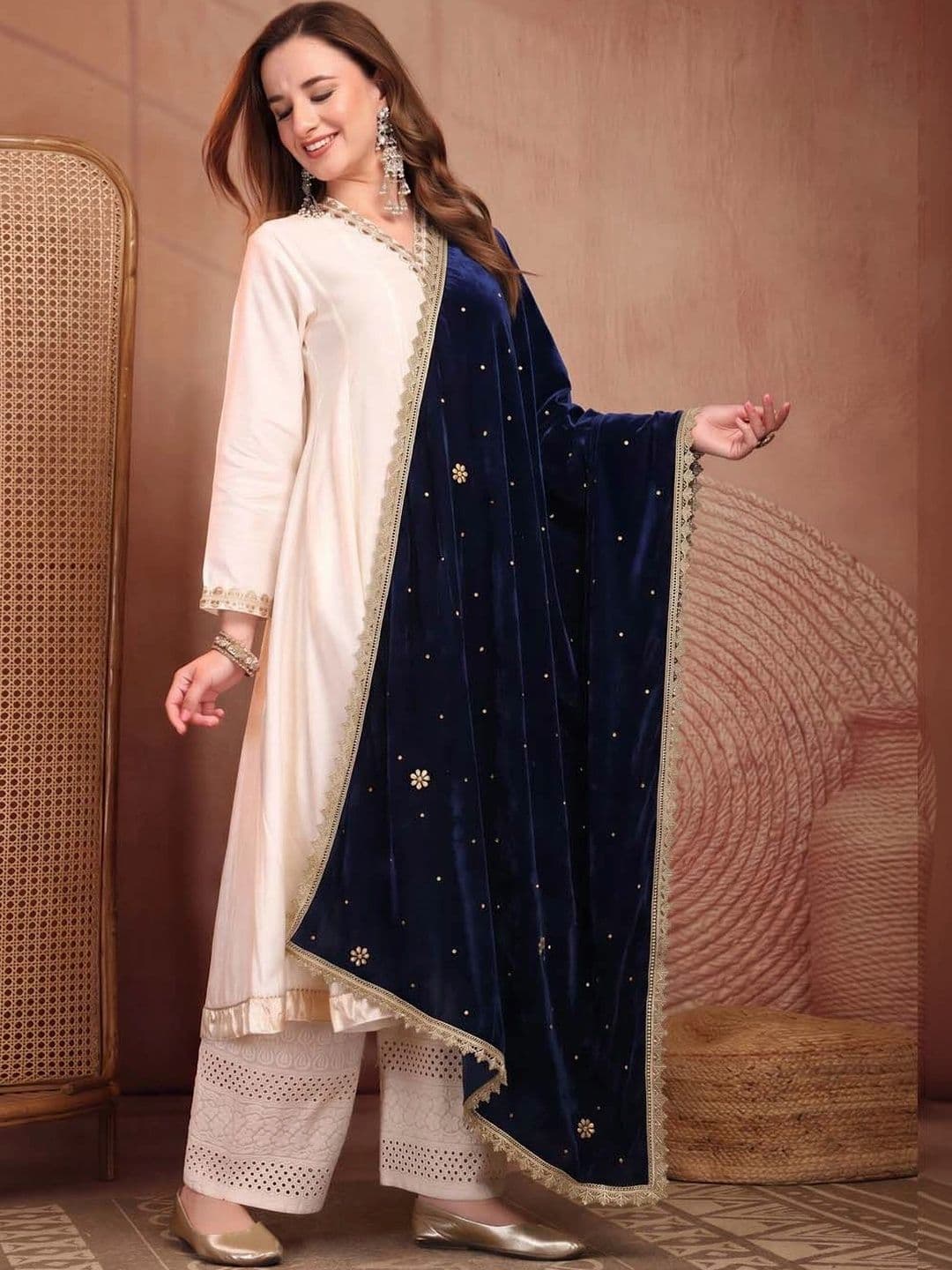 Clora Creation Ethnic Motifs Embroidered Velvet Dupatta with Zari thumbnail 2