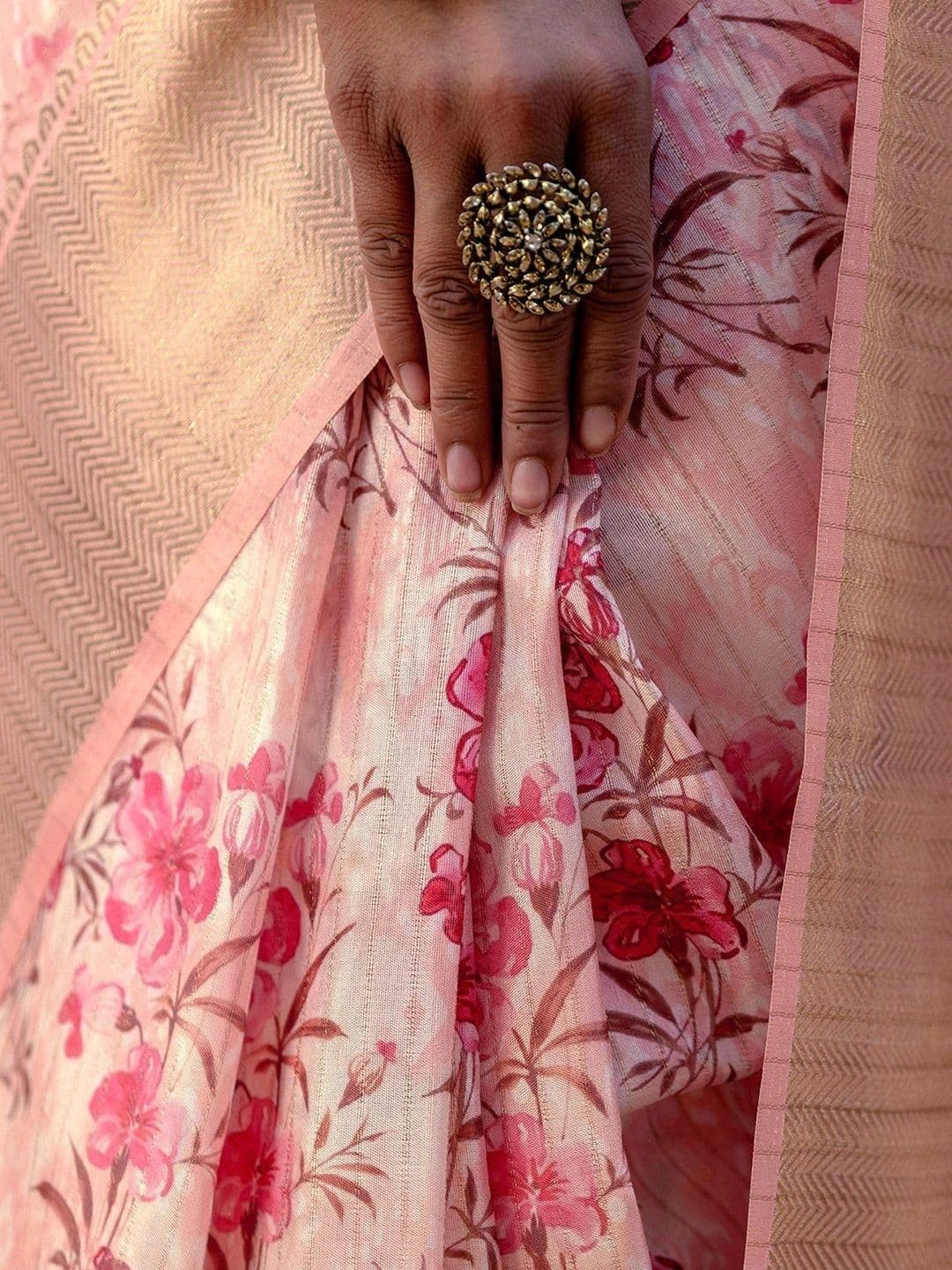 Sangria Floral Zari Silk Blend Fusion Saree thumbnail 3
