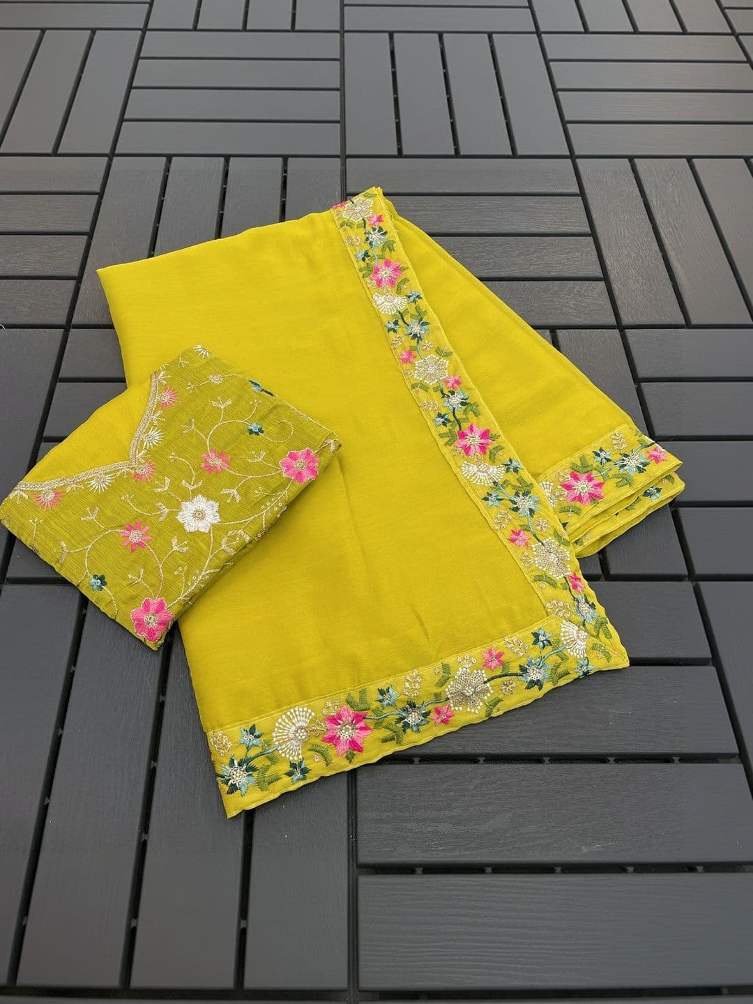 SmileyFashion Floral Art Silk Saree thumbnail 5
