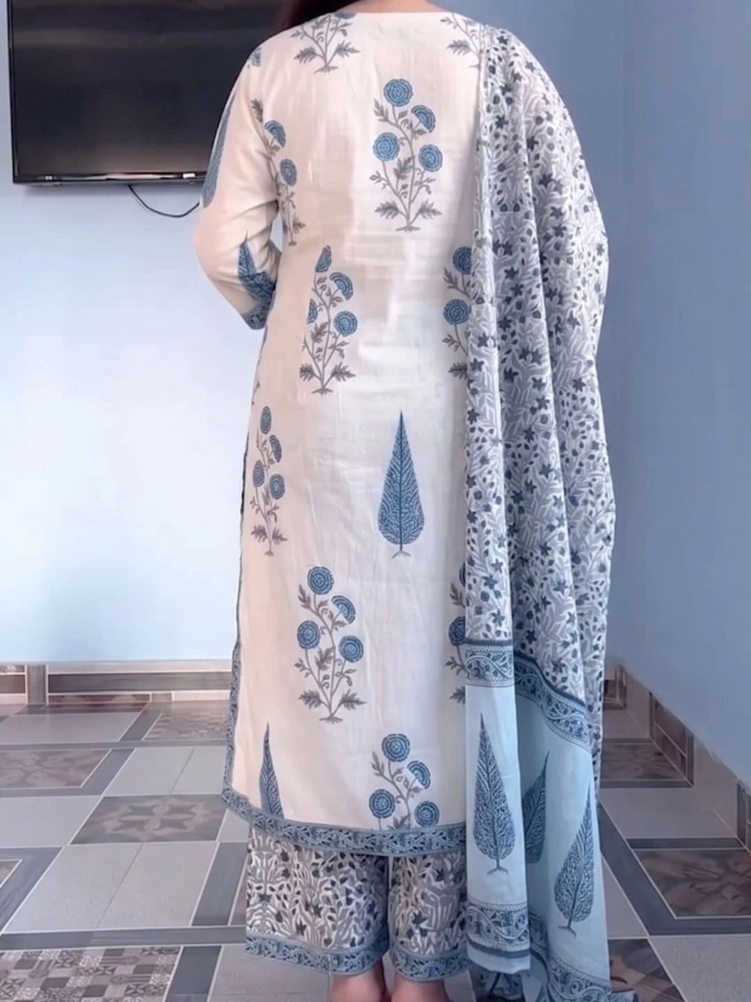 IKLO Women Floral Printed Regular Pure Cotton Kurta with Palazzos & With Dupatta thumbnail 3