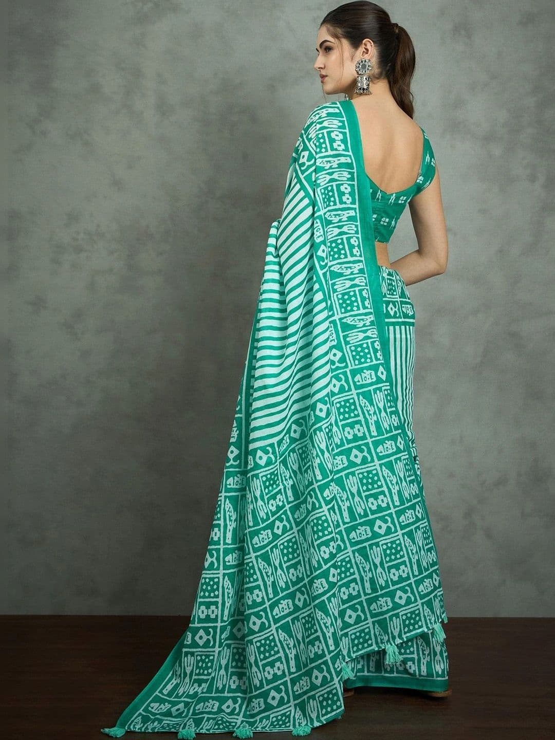 Sangria Striped Designer Bagh Saree thumbnail 5