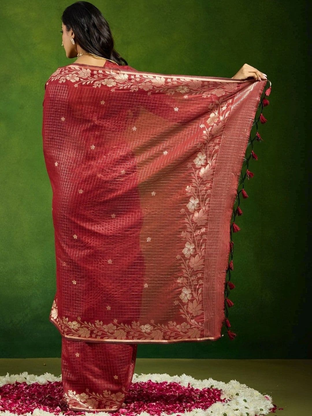 kasee Floral Zari Silk Blend Designer Saree thumbnail 6