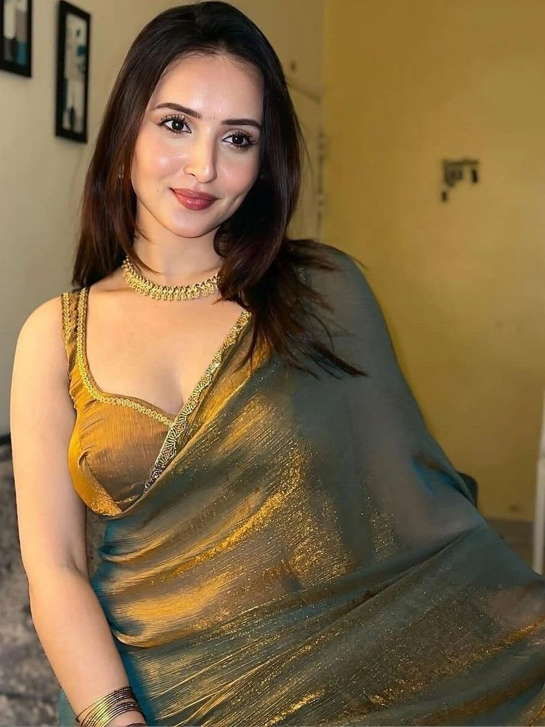 Sangria Zari Tissue Designer Saree thumbnail 3