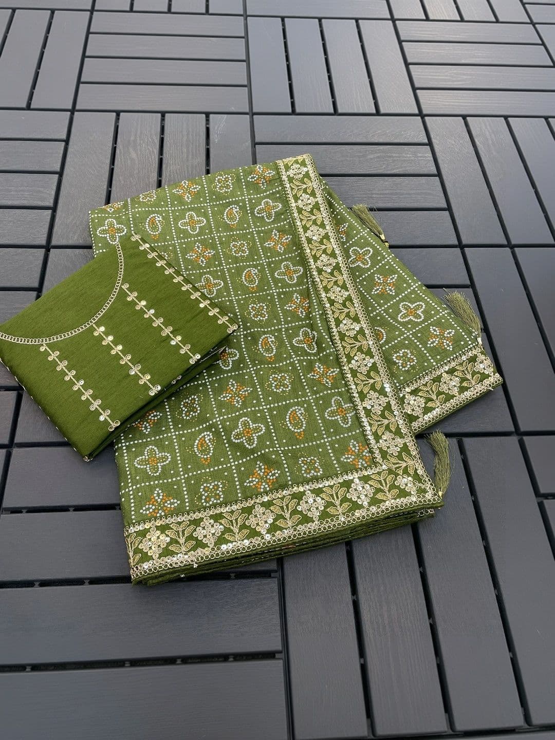SmileyFashion Bandhani Embroidered Art Silk Designer Bandhani Saree thumbnail 4