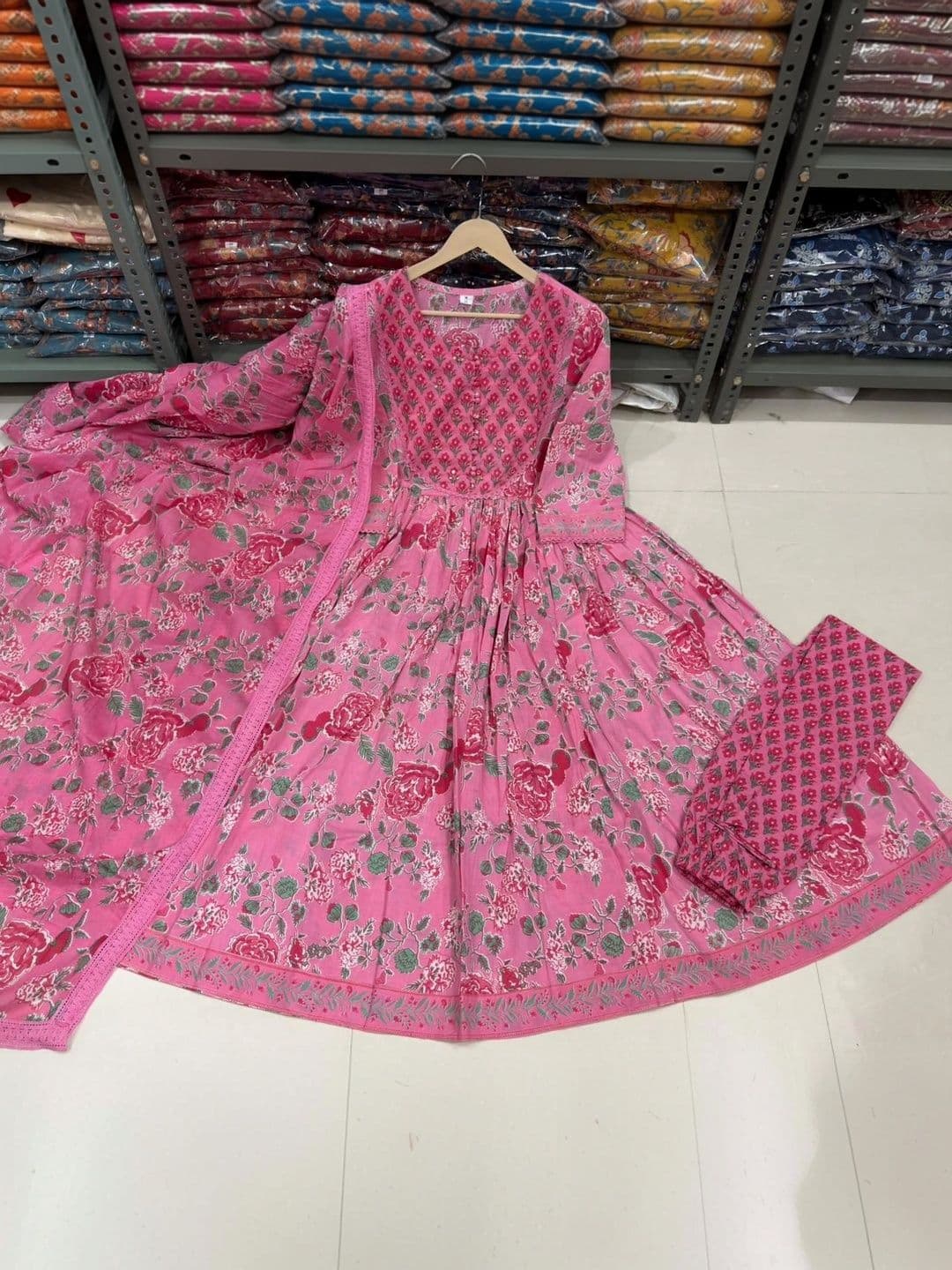 MARIONETTEFASHION Women Floral Printed Empire Pure Cotton Kurta with Trousers & With Dupatta thumbnail 2