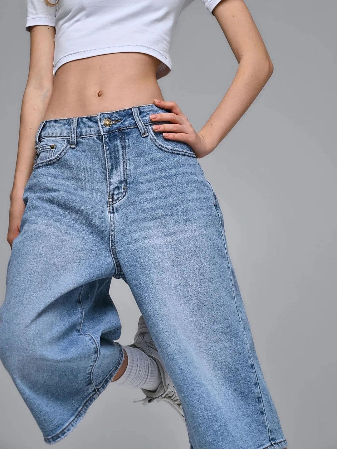 AAV2 Women Wide Leg High-Rise Light Fade Stretchable Jeans thumbnail 4