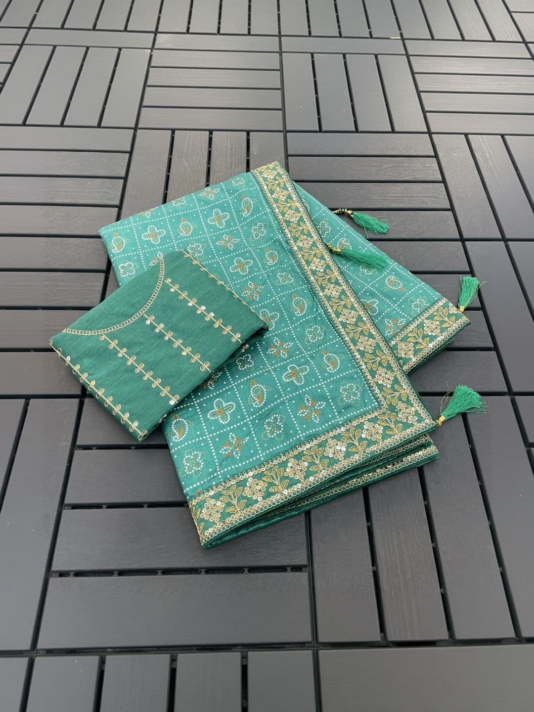 SmileyFashion Bandhani Embroidered Art Silk Designer Bandhani Saree thumbnail 3