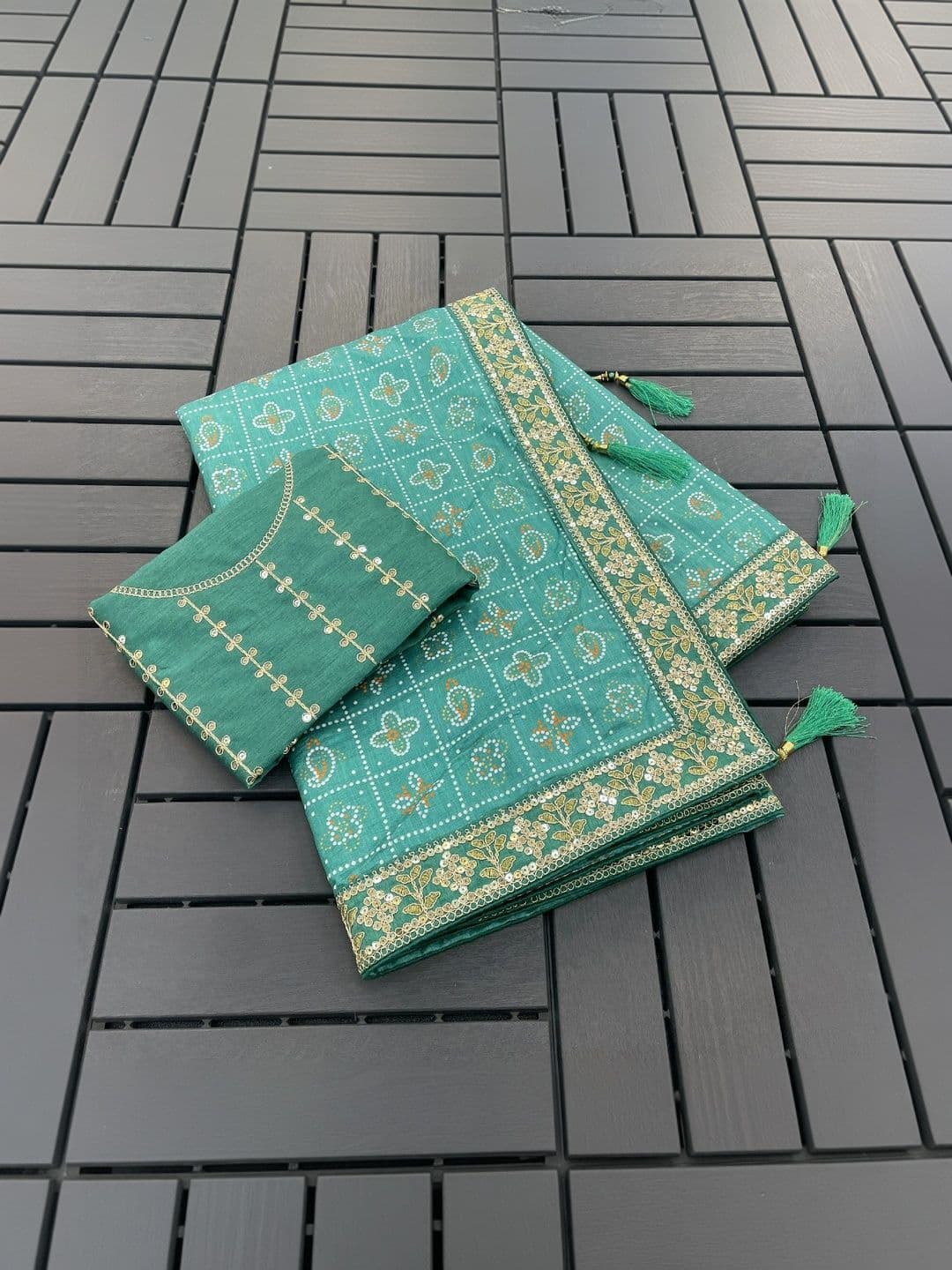 SmileyFashion Bandhani Embroidered Art Silk Designer Bandhani Saree thumbnail 2