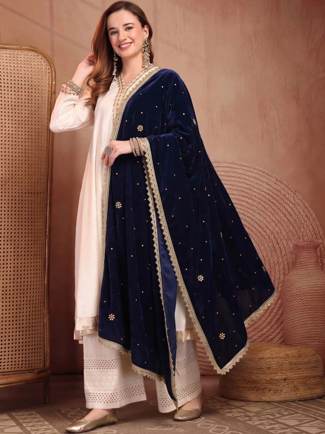 Clora Creation Ethnic Motifs Embroidered Velvet Dupatta with Zari thumbnail 4