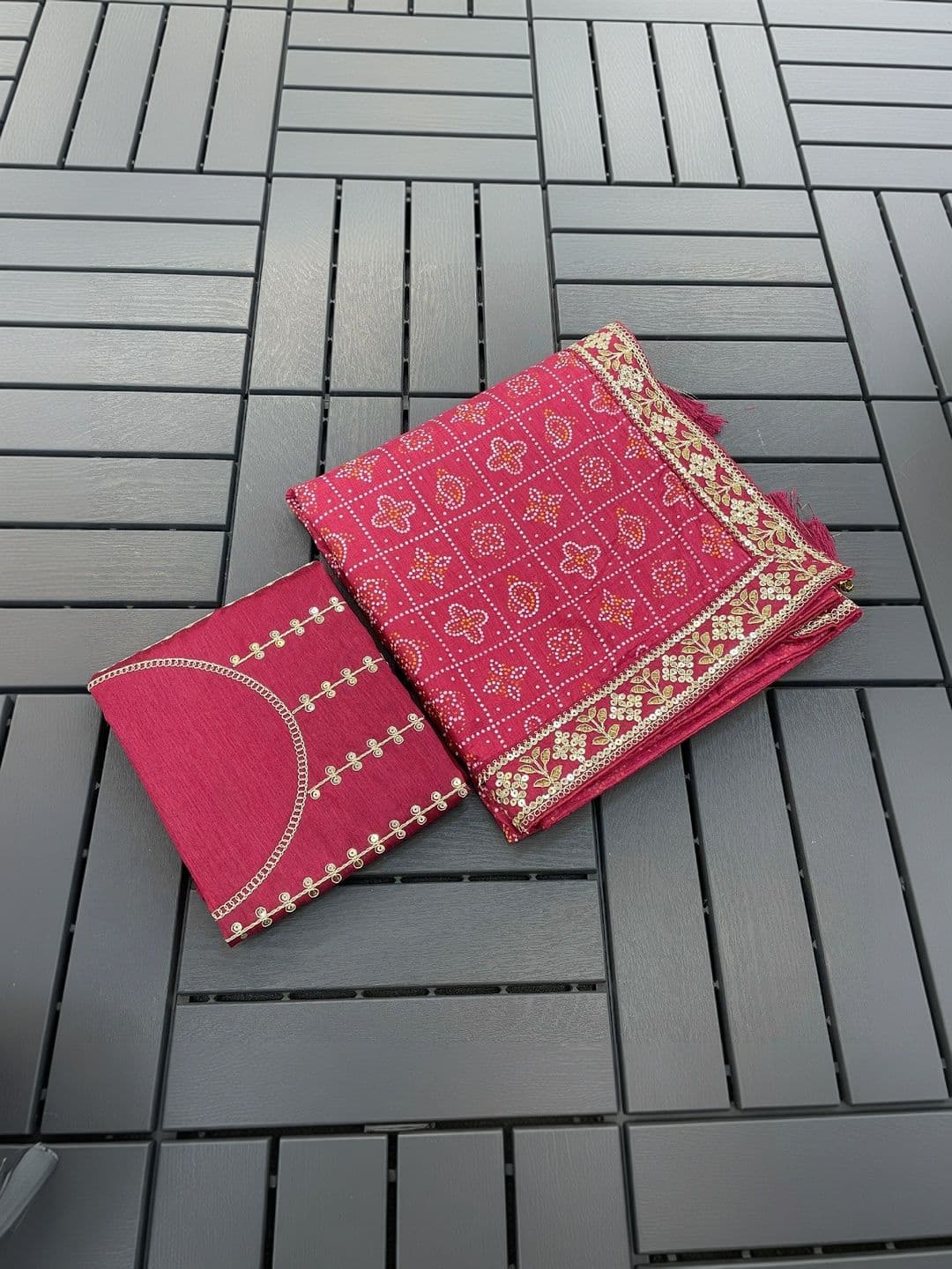 SmileyFashion Bandhani Embroidered Art Silk Designer Bandhani Saree thumbnail 3