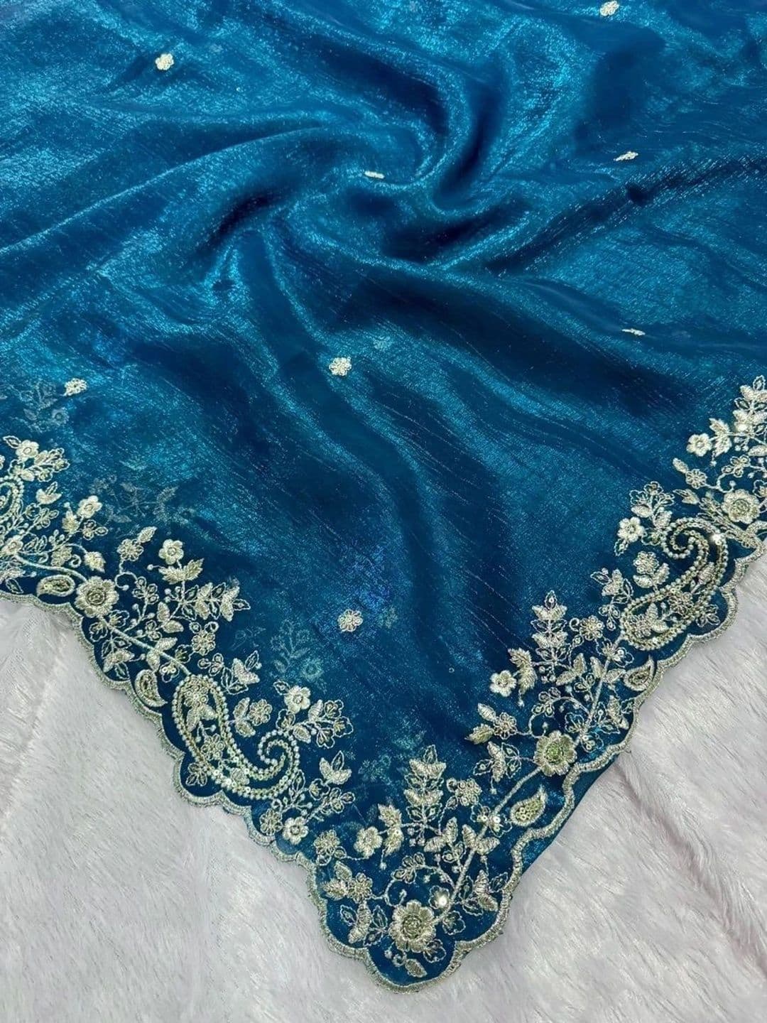 kantuba Floral Embroidered Satin Banarasi Saree thumbnail 3