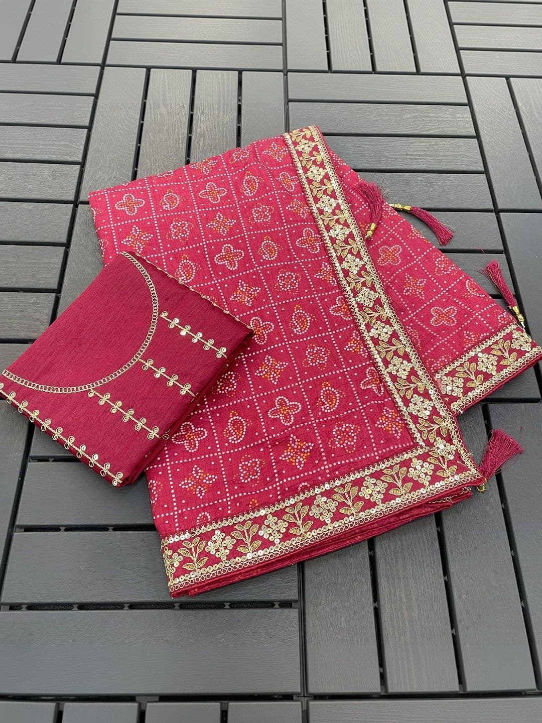 SmileyFashion Bandhani Embroidered Art Silk Designer Bandhani Saree thumbnail 5