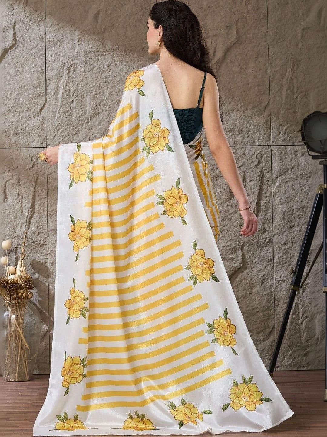Suha Floral Silk Blend Saree thumbnail 3