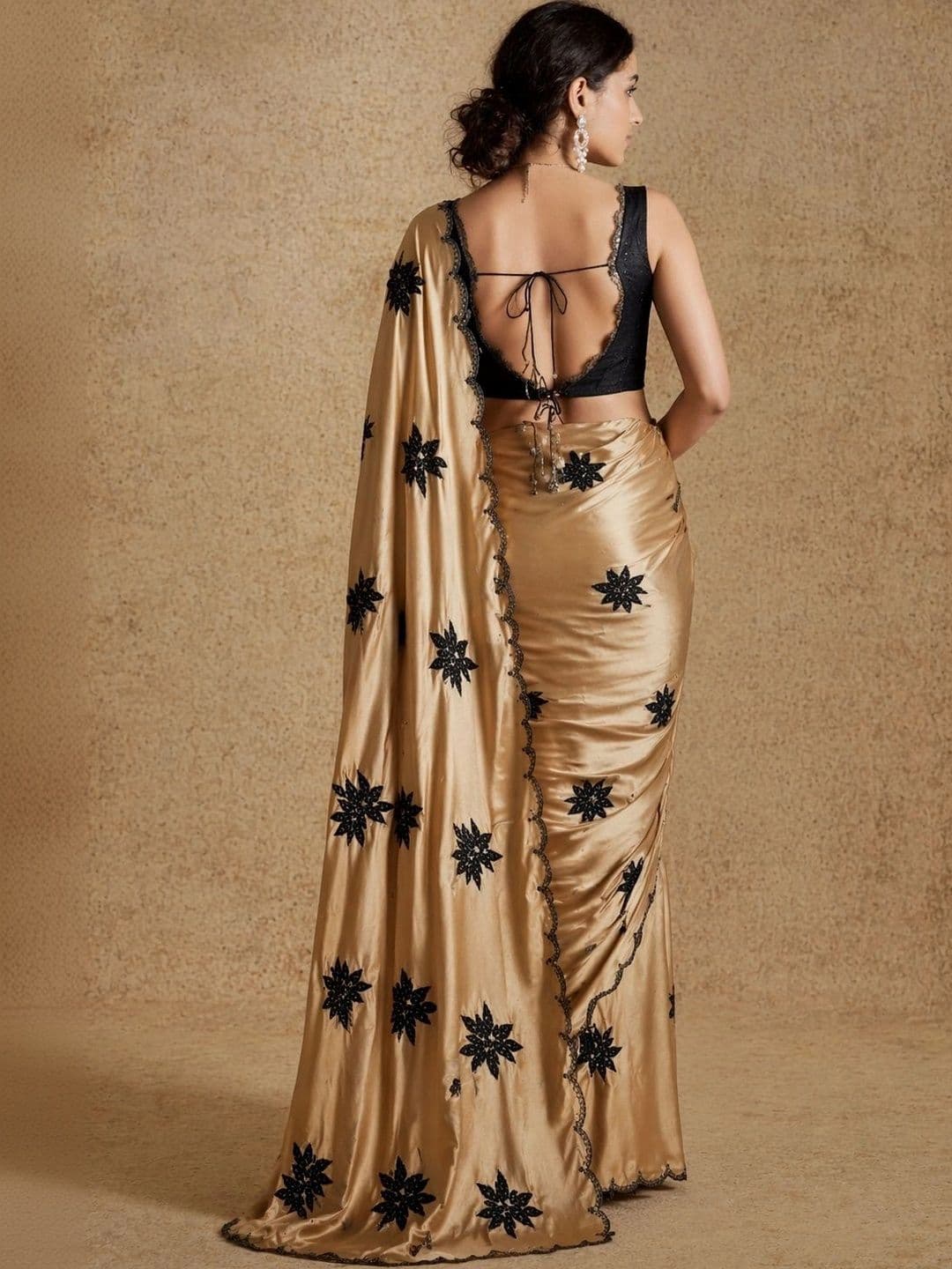 SHIV GAN 14 ENTERPRISE Floral Embroidered Art Silk Bandhani Saree thumbnail 2